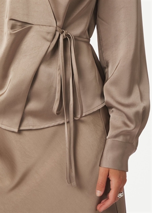 Caprina heavy sateen bluse Dark Taupe Neo Noir